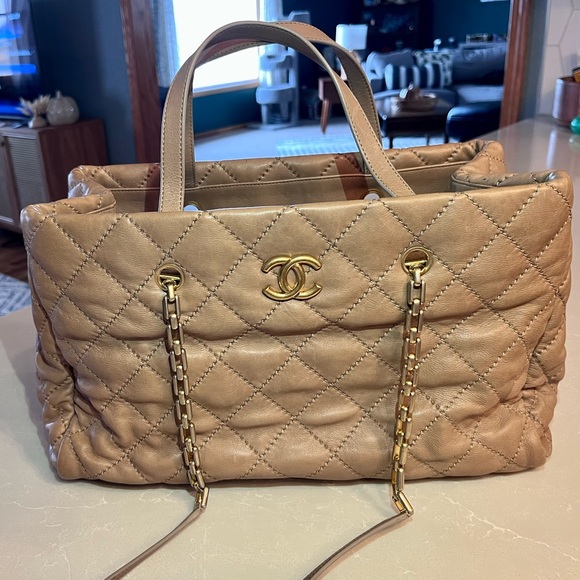 Vintage CHANEL Beige Calfskin Tote - Picture 3 of 11